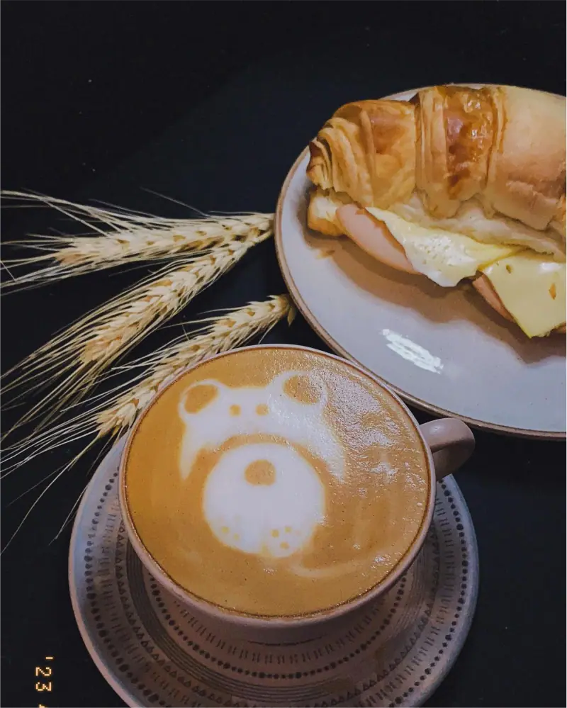 Café con arte latte y croissant